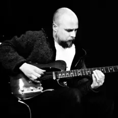 Hör dir Dean McPhee an, schau dir Musikvideos an, lies die Biografie, finde Tourdaten und mehr!