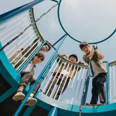 Listen to 綠繡眼, watch music videos, read bio, see tour dates & more!