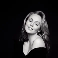 Albina Dzhanabaeva dinle, müzik videolarını izle, biyografisini oku, tur tarihlerini ve daha fazlasını gör!