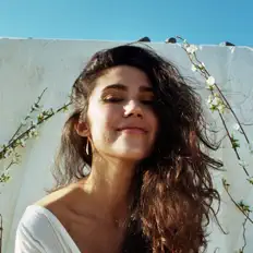 Elizabeth Woolf: песни, клипы, биография, даты выступлений и многое другое.