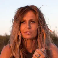 Escucha a undefined, mira videos musicales, lee su biografía, consulta las fechas de las gira y más.