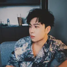 Poslechněte si interpreta Jiayun Yu, sledujte hudební videa, přečtěte si životopis, podívejte se na data turné a další informace.