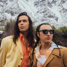 收听 Plumas、观看音乐视频、阅读小传、查看巡演日期等 ！