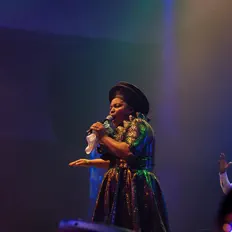 Ascolta Chioma Jesus, guarda video musicali, leggi la biografia, vedi le date del tour & altro!