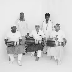 Okonkoloを聴いたり、ミュージックビデオを鑑賞したり、経歴やツアー日程などを確認したりしましょう！