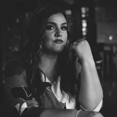 Jillian Holt सुनें, म्यूज़िक वीडियो देखें, बायो पढ़ें, दौरे की तारीखें और बहुत कुछ देखें!