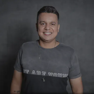 Listen to Luiz Queiroz, watch music videos, read bio, see tour dates & more!