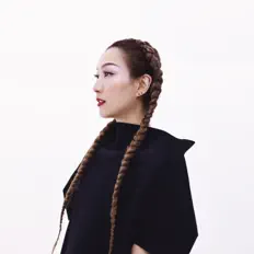 聆聽 鄭秀文、觀看音樂影片、閱讀小傳、查看巡演日期等！