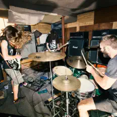 Posłuchaj wykonawcy Oozing Wound, obejrzyj teledyski, przeczytaj biografię, zobacz daty tras koncertowych i nie tylko!