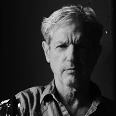 Sam Bakerを聴いたり、ミュージックビデオを鑑賞したり、経歴やツアー日程などを確認したりしましょう！