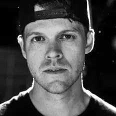 聆聽 Sam Riggs、觀看音樂影片、閱讀小傳、查看巡演日期等！