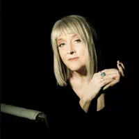 聆聽 undefined、觀看音樂影片、閱讀小傳、查看巡演日期等！