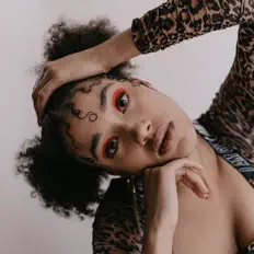 Dengarkan Phé, tonton video musik, baca bio, lihat tanggal tur & lainnya!