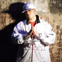 Hör dir undefined an, schau dir Musikvideos an, lies die Biografie, finde Tourdaten und mehr!