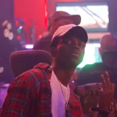 Poslechněte si interpreta Boodaay, sledujte hudební videa, přečtěte si životopis, podívejte se na data turné a další informace.