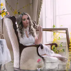 聆聽 Ali Brustofski、觀看音樂影片、閱讀小傳、查看巡演日期等！