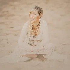 收听 Felicity Urquhart、观看音乐视频、阅读小传、查看巡演日期等 ！
