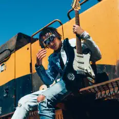 聆聽 Luck、觀看音樂影片、閱讀小傳、查看巡演日期等！