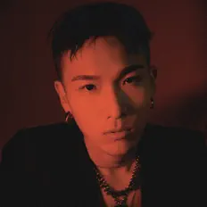 收听 Kuhyun、观看音乐视频、阅读小传、查看巡演日期等 ！