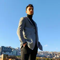 Escucha a Umut Ertaş, mira videos musicales, lee su biografía, consulta las fechas de las gira y más.