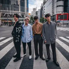 聆聽 INTERSECTION、觀看音樂影片、閱讀小傳、查看巡演日期等！