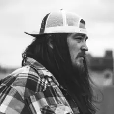 Zac Stokesを聴いたり、ミュージックビデオを鑑賞したり、経歴やツアー日程などを確認したりしましょう！