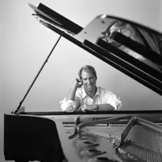 Dengarkan Danny Wright, tonton video musik, baca bio, lihat tanggal tur & lainnya!