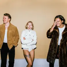 YOUNGHEARTEDを聴いたり、ミュージックビデオを鑑賞したり、経歴やツアー日程などを確認したりしましょう！