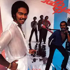 聆聽 Raydio、觀看音樂影片、閱讀小傳、查看巡演日期等！