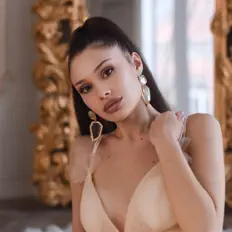 聆聽 Vvikki、觀看音樂影片、閱讀小傳、查看巡演日期等！