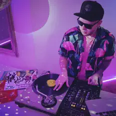 Flamingo Cartelを聴いたり、ミュージックビデオを鑑賞したり、経歴やツアー日程などを確認したりしましょう！