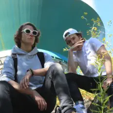 Mamilyを聴いたり、ミュージックビデオを鑑賞したり、経歴やツアー日程などを確認したりしましょう！