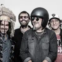 Hör dir undefined an, schau dir Musikvideos an, lies die Biografie, finde Tourdaten und mehr!