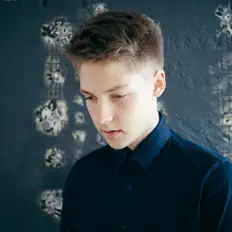 Lowを聴いたり、ミュージックビデオを鑑賞したり、経歴やツアー日程などを確認したりしましょう！