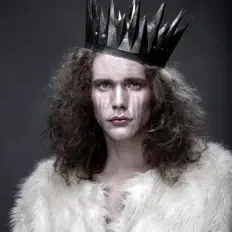 Poslechněte si interpreta Visiteur, sledujte hudební videa, přečtěte si životopis, podívejte se na data turné a další informace.