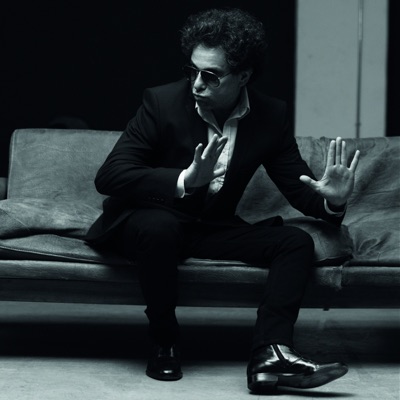 Ouve Andrés Calamaro, vê vídeos de música, lê a biografia, vê as datas da digressão e muito mais!