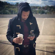 Ouve KantraVersie, vê vídeos de música, lê a biografia, vê as datas da digressão e muito mais!