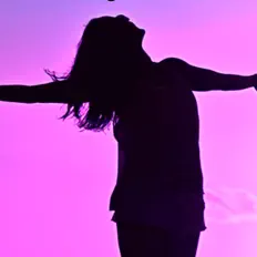 Listen to Pensamento Positivo, watch music videos, read bio, see tour dates & more!