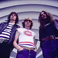 Ascolta undefined, guarda video musicali, leggi la biografia, vedi le date del tour & altro!