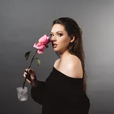 Poslechněte si interpreta Kendall, sledujte hudební videa, přečtěte si životopis, podívejte se na data turné a další informace.
