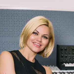 Lolining yubkasi ostidagi iflos külotlarni hidlash