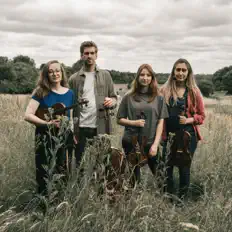 Consone Quartetを聴いたり、ミュージックビデオを鑑賞したり、経歴やツアー日程などを確認したりしましょう！