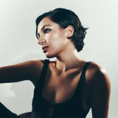 收听 Ohm、观看音乐视频、阅读小传、查看巡演日期等 ！