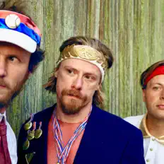 Listen to Uns, watch music videos, read bio, see tour dates & more!
