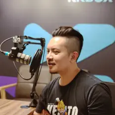 Glad Kingを聴いたり、ミュージックビデオを鑑賞したり、経歴やツアー日程などを確認したりしましょう！