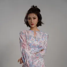 Écoutez 嘉一, regardez des vidéoclips, lisez la biographie, consultez les dates de tournée et plus encore !