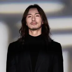 Listen to Jeong Hongil, watch music videos, read bio, see tour dates & more!