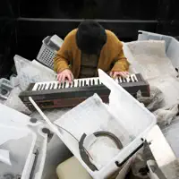 聆聽 undefined、觀看音樂影片、閱讀小傳、查看巡演日期等！