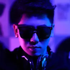 Elong Wongを聴いたり、ミュージックビデオを鑑賞したり、経歴やツアー日程などを確認したりしましょう！