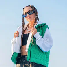 Luister naar Roxanne, bekijk muziekvideo's, lees de bio, bekijk de tourdata, en meer!